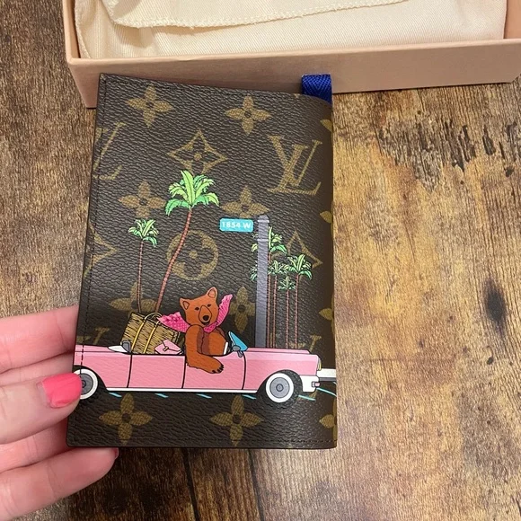 Louis Vuitton passport holder vivienne - Picture 2 of 5